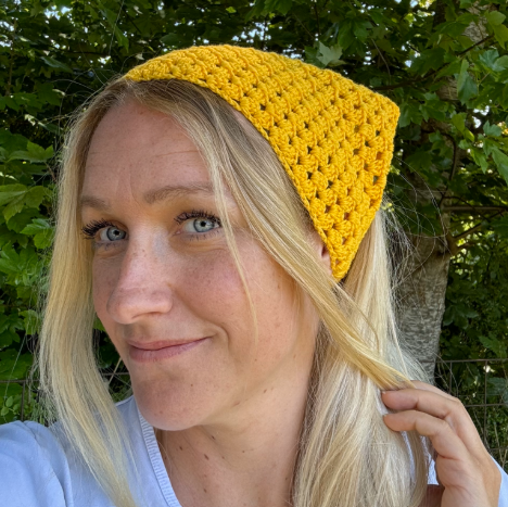 Hæklet bandana på kvinde i skov
