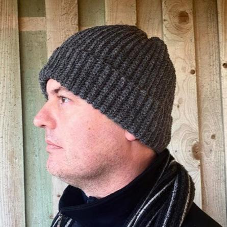 Hæklet hue til mænd i blød merino uld