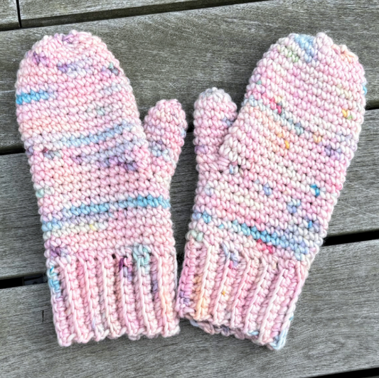 hæklede luffer i garn fra we are knitters. på et træbord